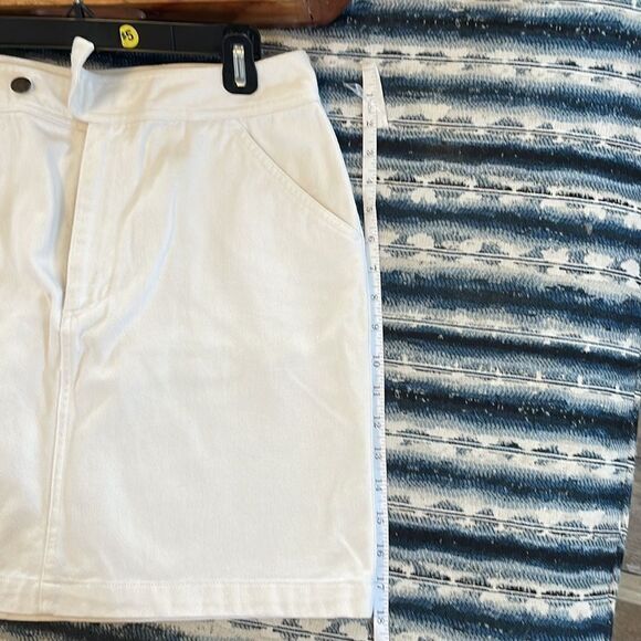 Liz Claiborne Liz wear white jean skirt, size 14.(fits like a 12) - Picture 4 of 6